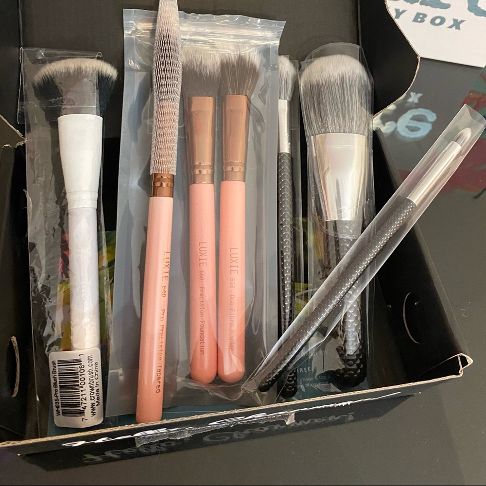 Makeup brushes  lot nwt